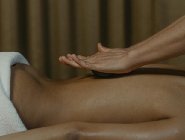 Enfant se faisant masser