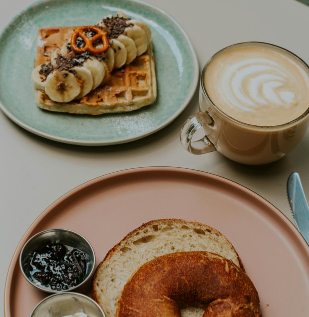 Famille à table souriants à La Smala Angevine